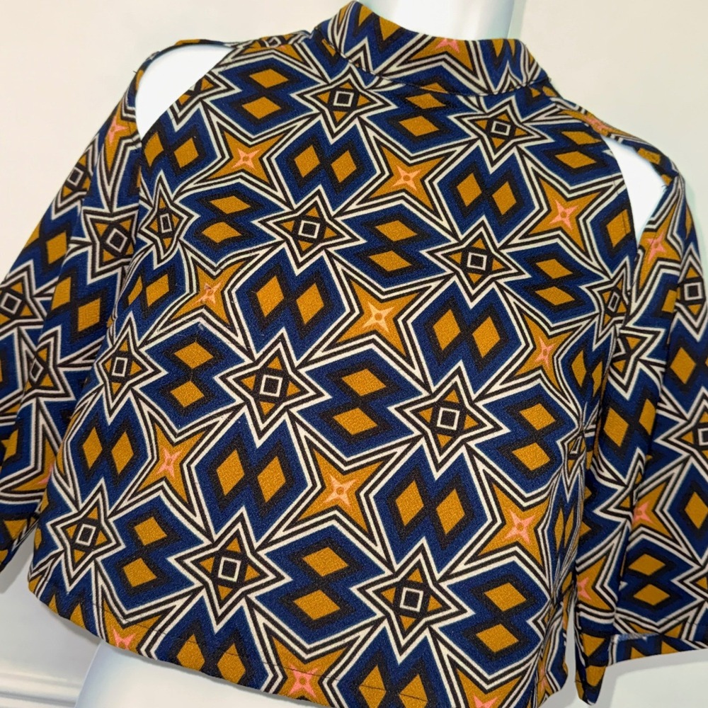Mustard Seed Womens Geometric Cold Shoulder Mock Neck Crop Top Blue Yellow S